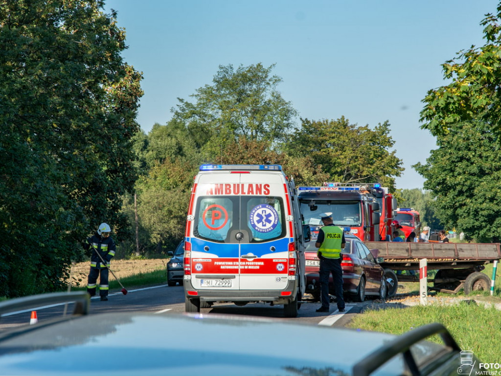 Wjechał Volvo w przyczepę z ziemniakami [zdjęcia]