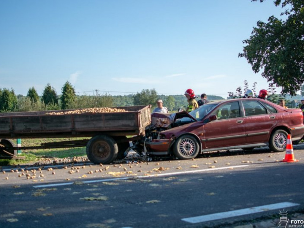 Wjechał Volvo w przyczepę z ziemniakami [zdjęcia]