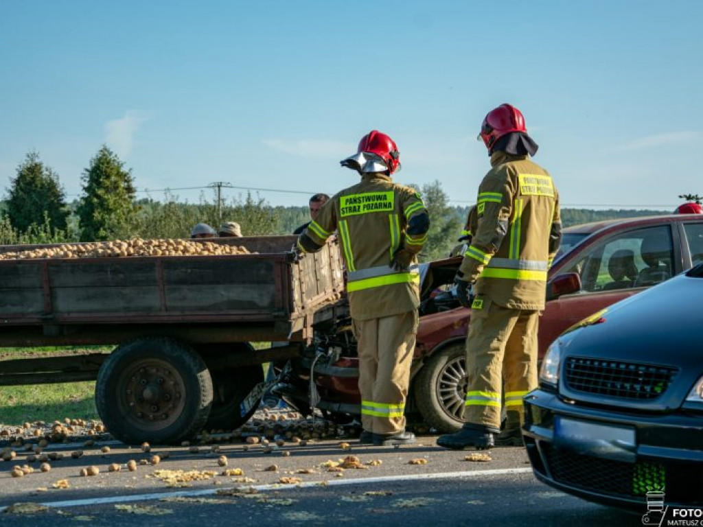 Wjechał Volvo w przyczepę z ziemniakami [zdjęcia]