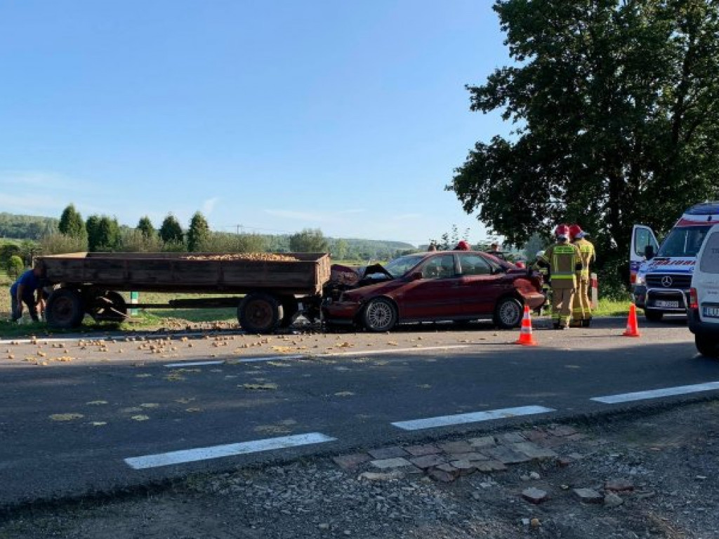 Wjechał Volvo w przyczepę z ziemniakami [zdjęcia]