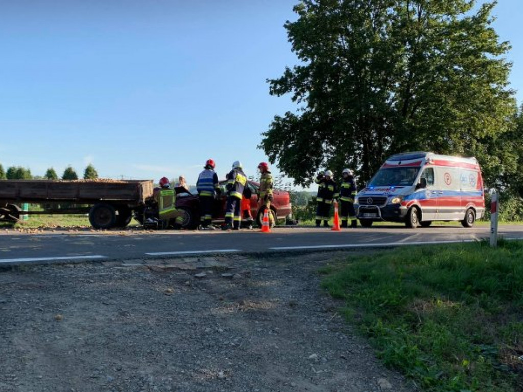 Wjechał Volvo w przyczepę z ziemniakami [zdjęcia]