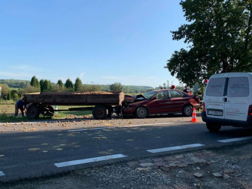 Wjechał Volvo w przyczepę z ziemniakami [zdjęcia]