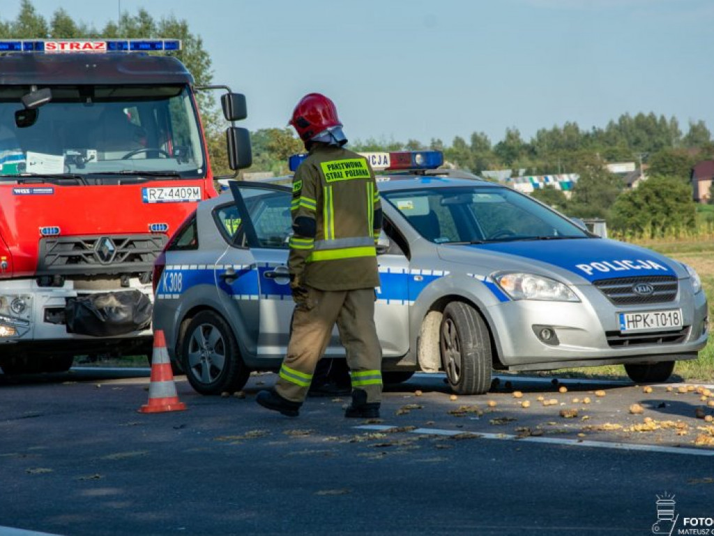 Wjechał Volvo w przyczepę z ziemniakami [zdjęcia]