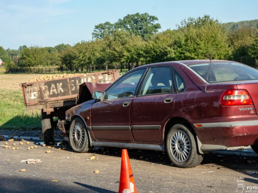 Wjechał Volvo w przyczepę z ziemniakami [zdjęcia]
