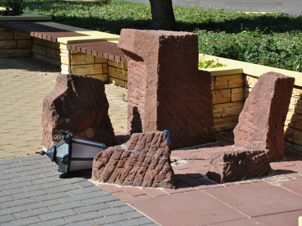 Wandale uszkodzili pomnik 