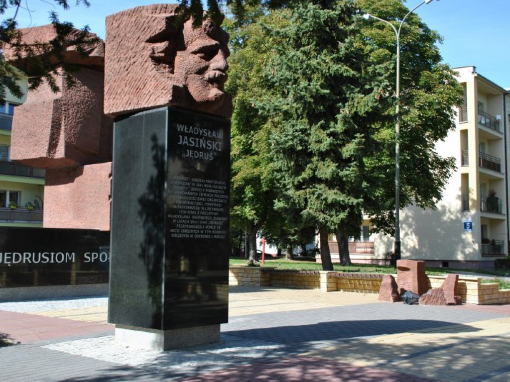 Wandale uszkodzili pomnik 