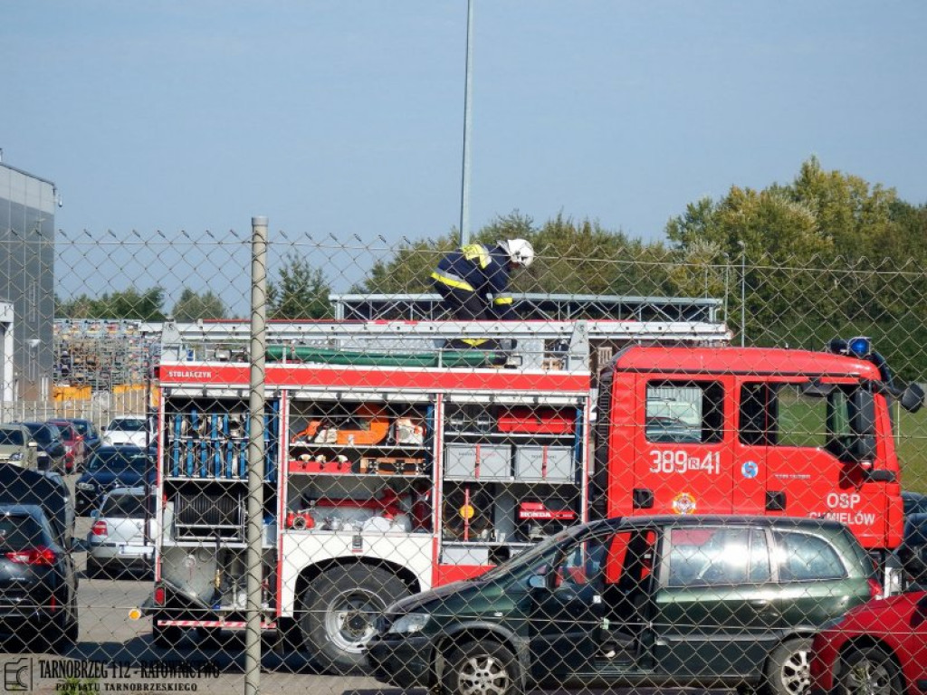 Samochód staranował ogrodzenie przy Pilkingtonie i uszkodził 6 innych pojazdów! [zdjęcia]