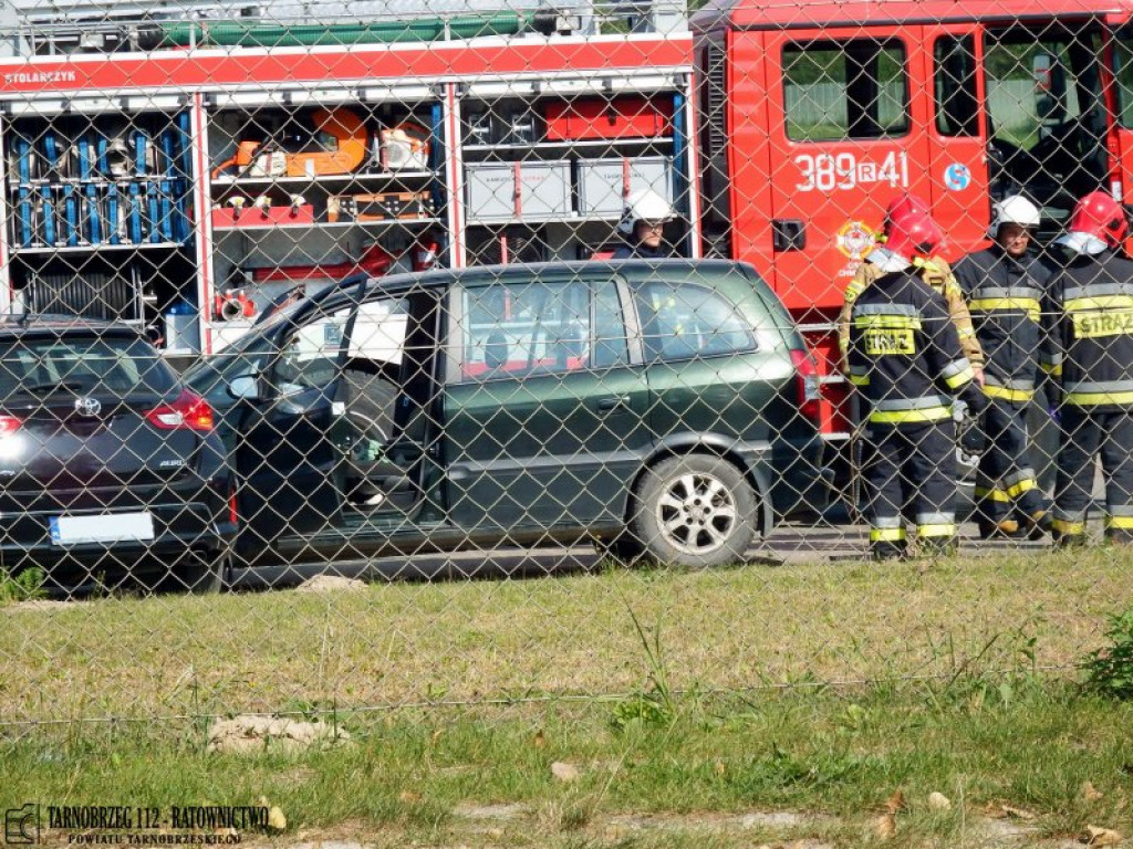 Samochód staranował ogrodzenie przy Pilkingtonie i uszkodził 6 innych pojazdów! [zdjęcia]