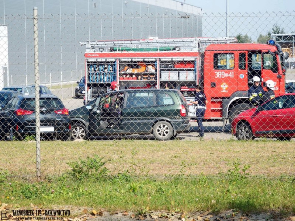 Samochód staranował ogrodzenie przy Pilkingtonie i uszkodził 6 innych pojazdów! [zdjęcia]