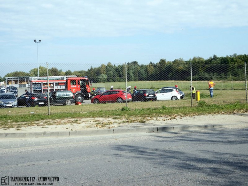 Samochód staranował ogrodzenie przy Pilkingtonie i uszkodził 6 innych pojazdów! [zdjęcia]