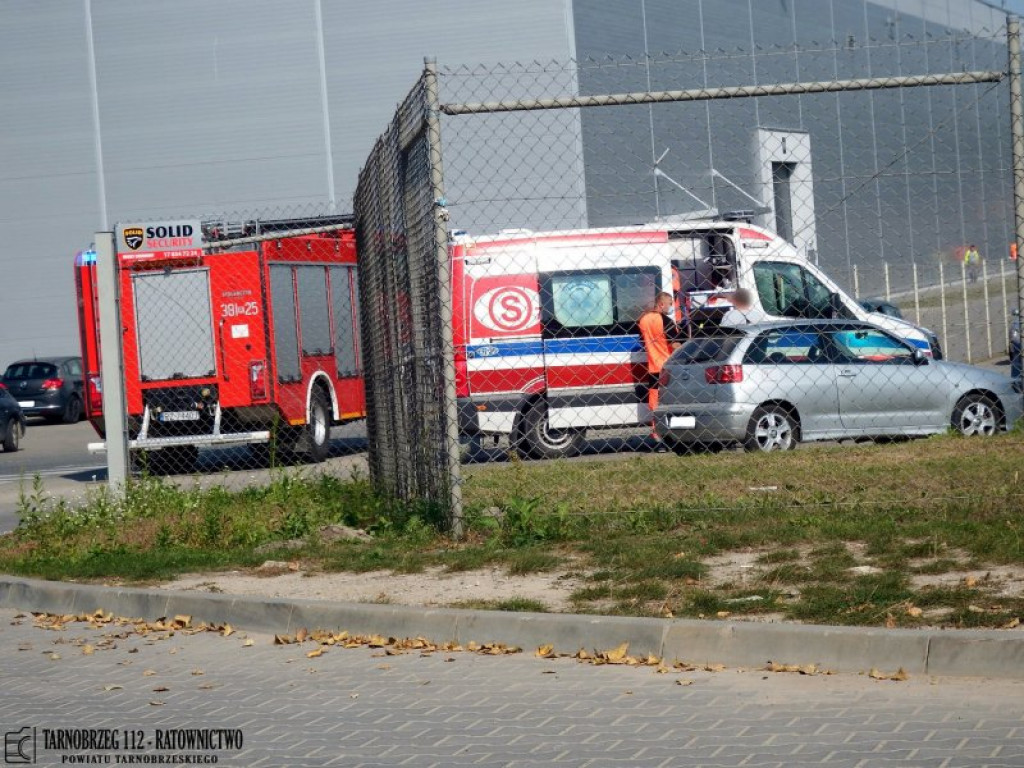 Samochód staranował ogrodzenie przy Pilkingtonie i uszkodził 6 innych pojazdów! [zdjęcia]