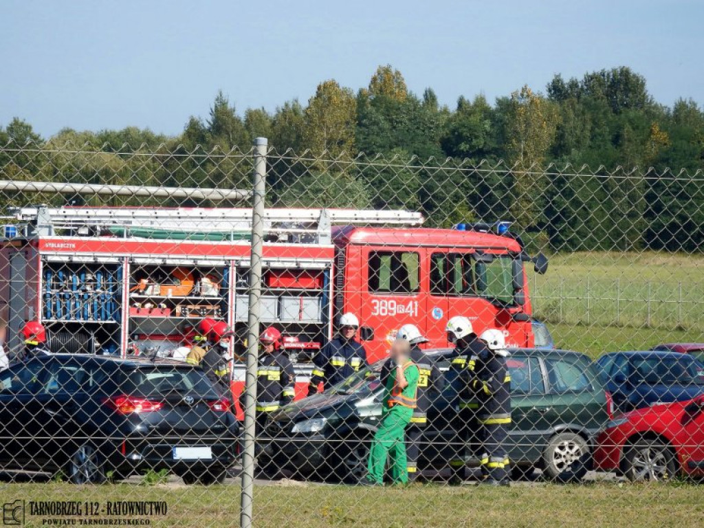 Samochód staranował ogrodzenie przy Pilkingtonie i uszkodził 6 innych pojazdów! [zdjęcia]