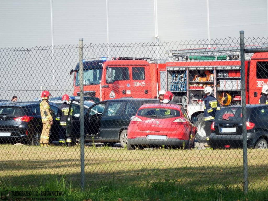 Samochód staranował ogrodzenie przy Pilkingtonie i uszkodził 6 innych pojazdów! [zdjęcia]