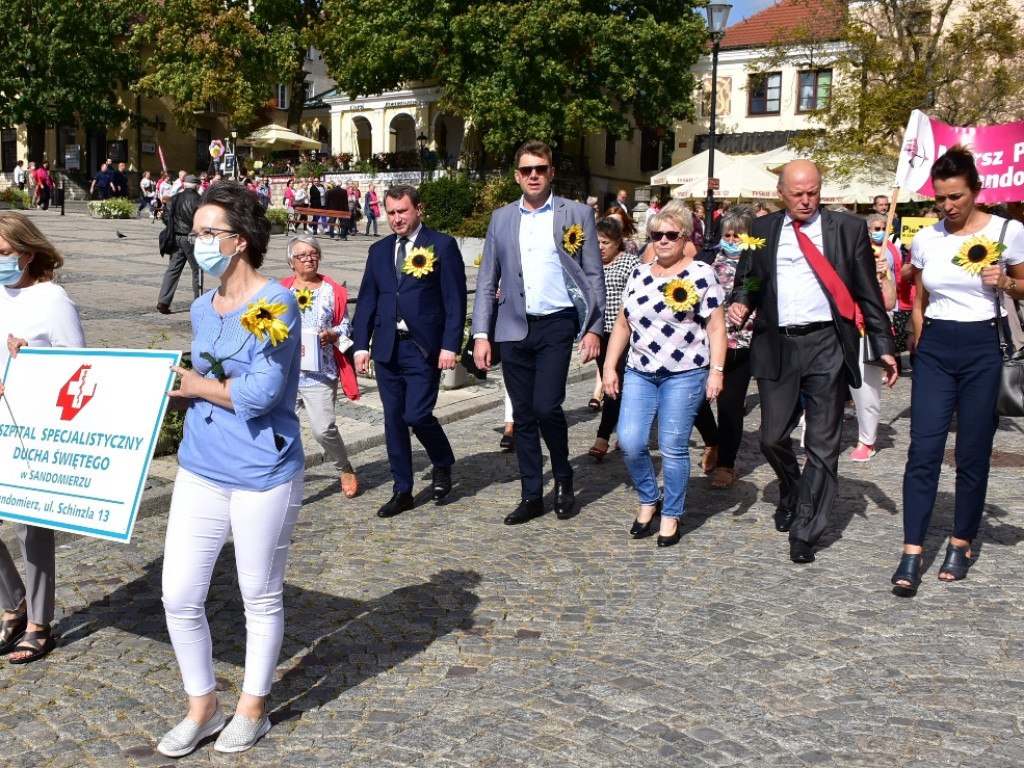 Amazonki propagowały profilaktykę. Marsz Pier[w]si przeszedł przez sandomierską starówkę [zdjęcia]