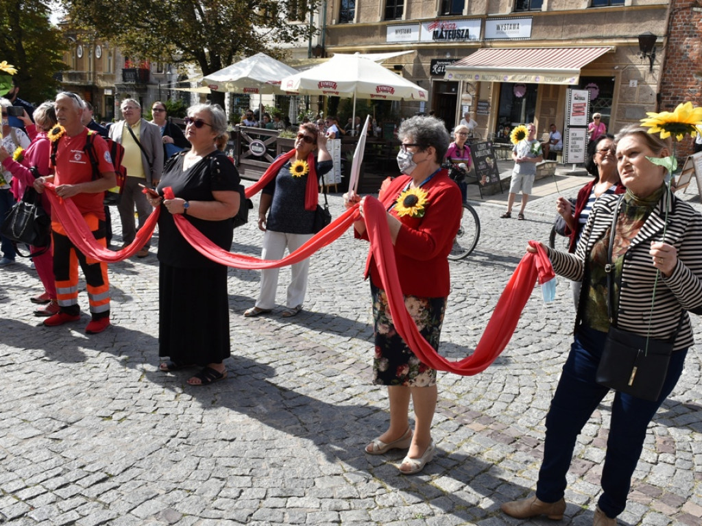 Amazonki propagowały profilaktykę. Marsz Pier[w]si przeszedł przez sandomierską starówkę [zdjęcia]