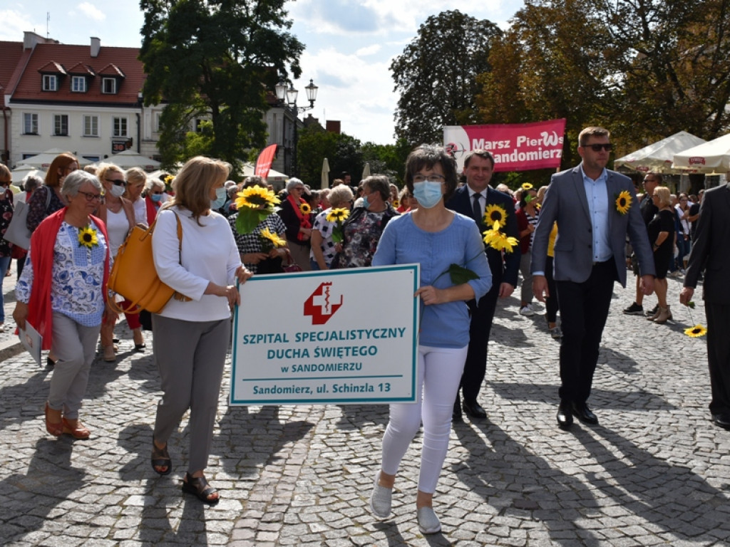 Amazonki propagowały profilaktykę. Marsz Pier[w]si przeszedł przez sandomierską starówkę [zdjęcia]