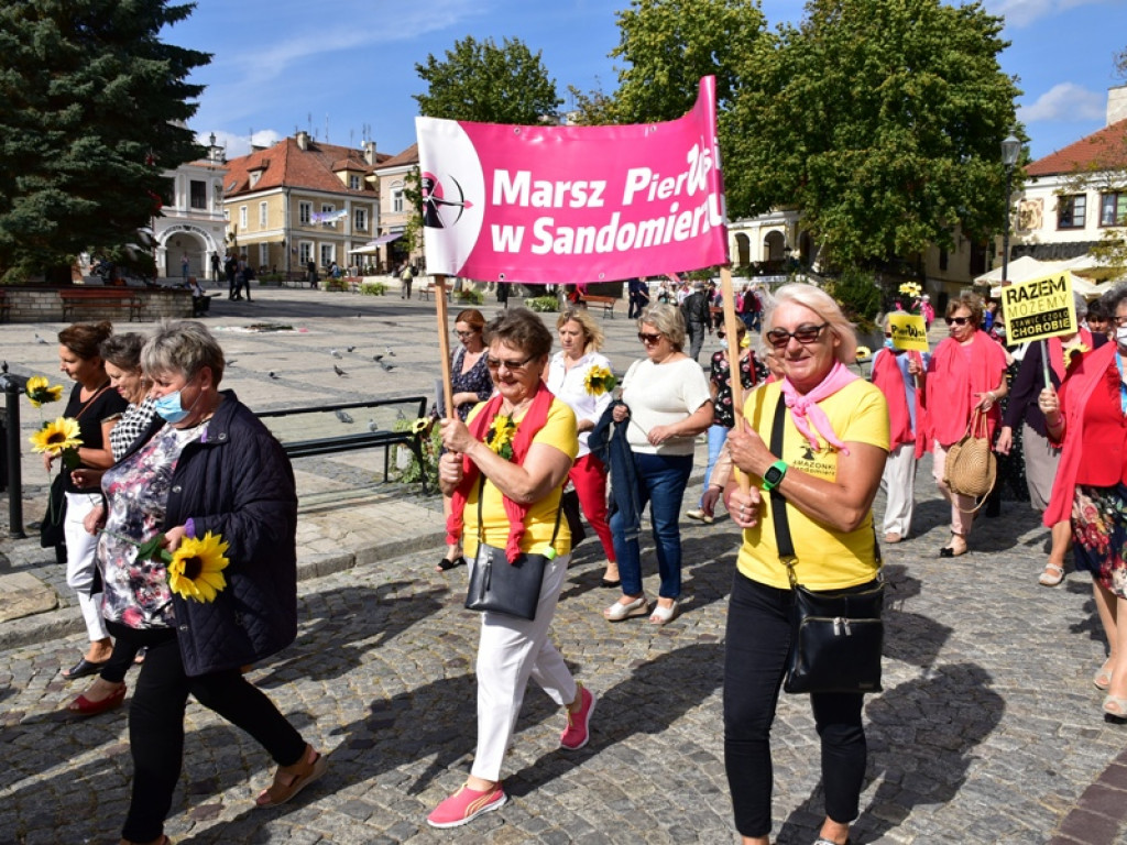 Amazonki propagowały profilaktykę. Marsz Pier[w]si przeszedł przez sandomierską starówkę [zdjęcia]