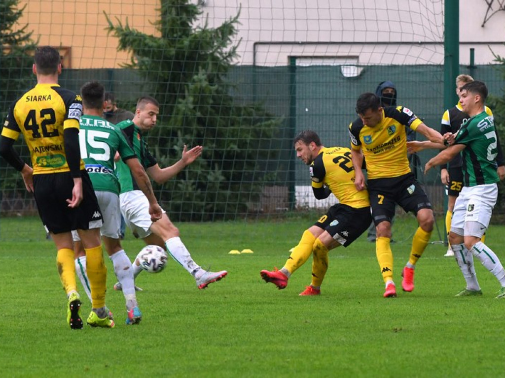 Stal wygrywa derby. Kompromitujący występ Siarki [zdjęcia]