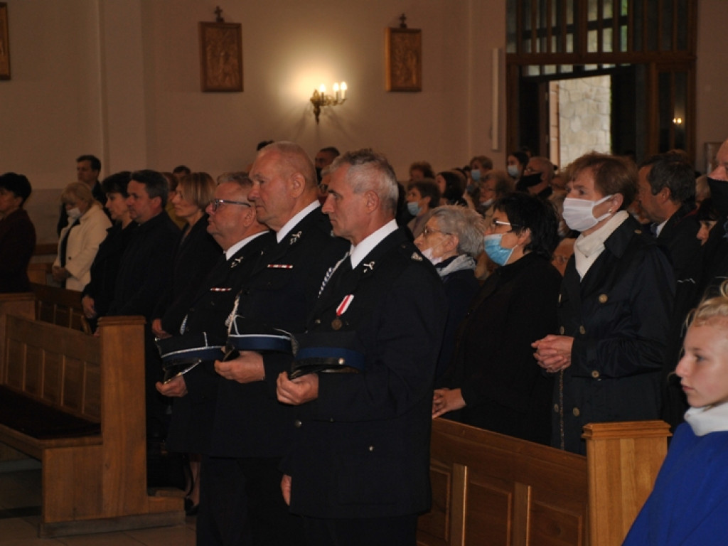 Kardynał Dziwisz przekazał relikwie papieża dla sanktuarium w Staszowie [zdjęcia]