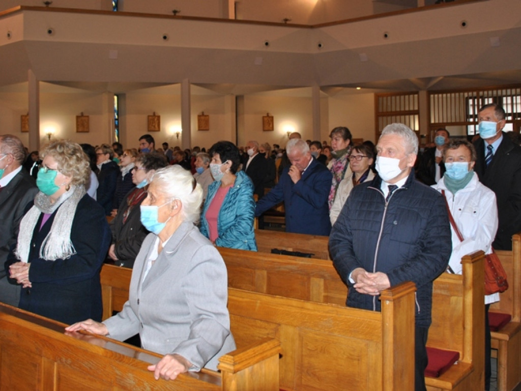 Kardynał Dziwisz przekazał relikwie papieża dla sanktuarium w Staszowie [zdjęcia]