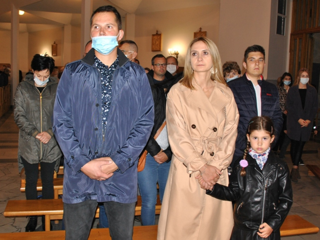 Kardynał Dziwisz przekazał relikwie papieża dla sanktuarium w Staszowie [zdjęcia]
