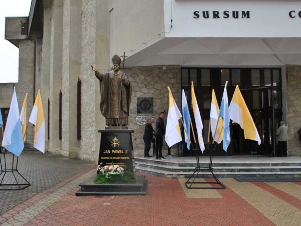 Kardynał Dziwisz przekazał relikwie papieża dla sanktuarium w Staszowie [zdjęcia]