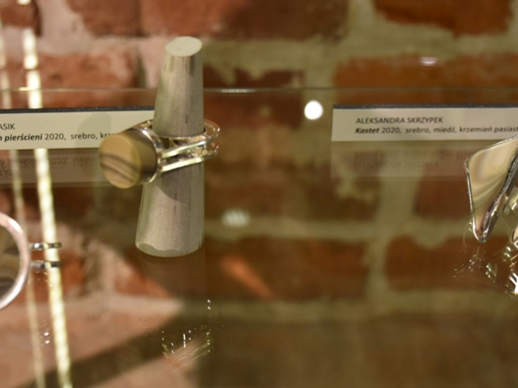Mnóstwo zwiedzających na Nocy Muzeów w Sandomierzu. Można było zobaczyć między innymi wyjatkową biżuterię [zdjęcia]