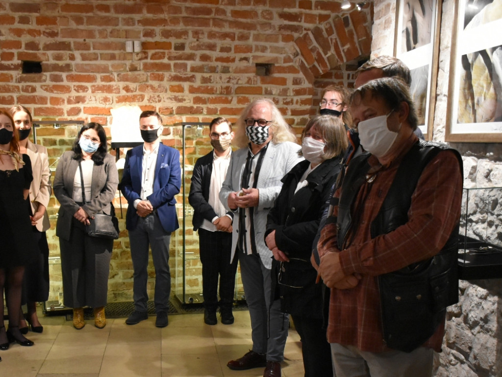 Mnóstwo zwiedzających na Nocy Muzeów w Sandomierzu. Można było zobaczyć między innymi wyjatkową biżuterię [zdjęcia]