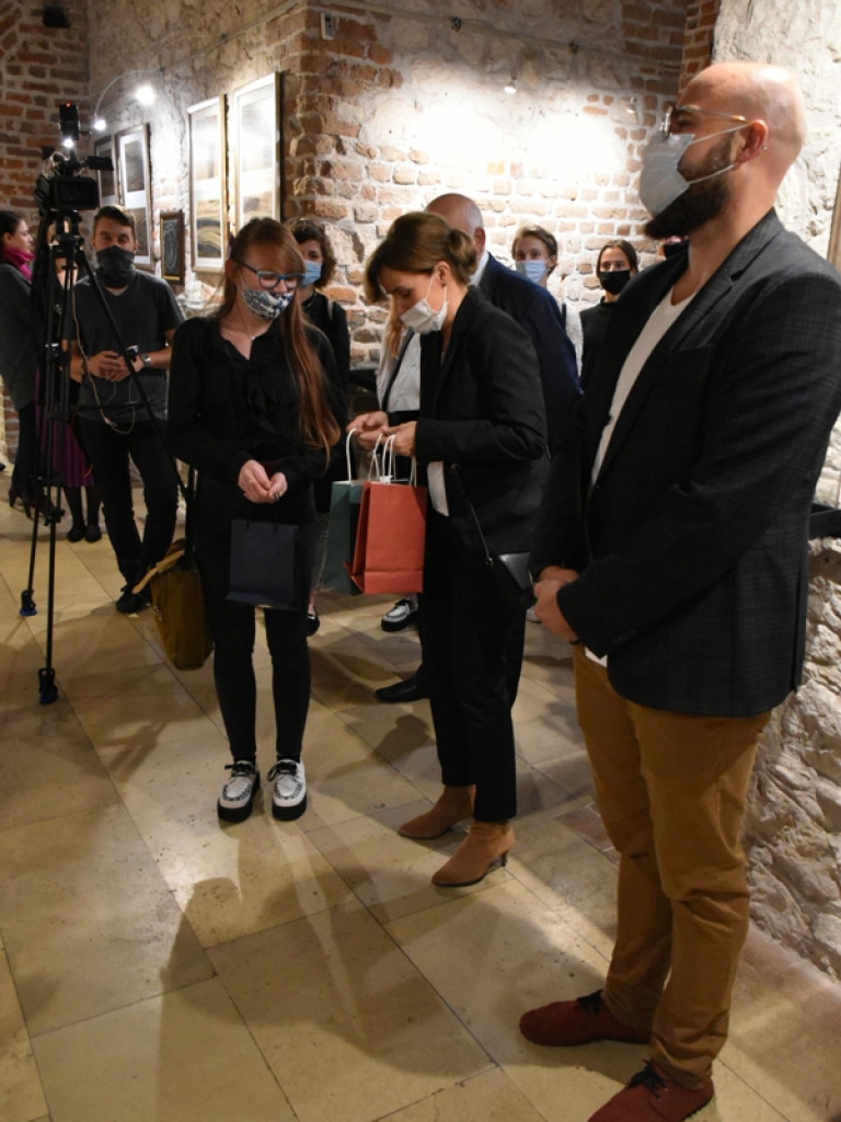 Mnóstwo zwiedzających na Nocy Muzeów w Sandomierzu. Można było zobaczyć między innymi wyjatkową biżuterię [zdjęcia]