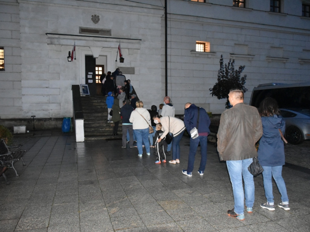 Mnóstwo zwiedzających na Nocy Muzeów w Sandomierzu. Można było zobaczyć między innymi wyjatkową biżuterię [zdjęcia]