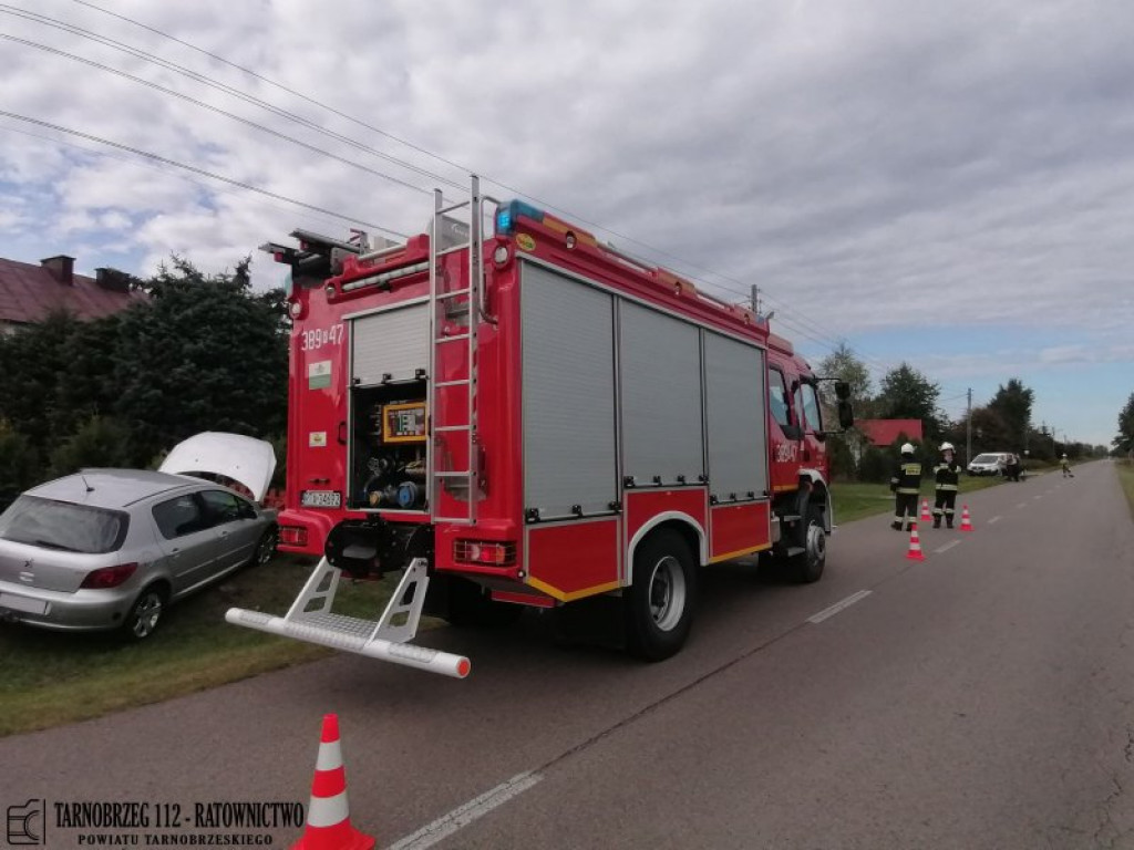 Dwa samochody na jednym ogrodzeniu w Alfredówce [zdjęcia]