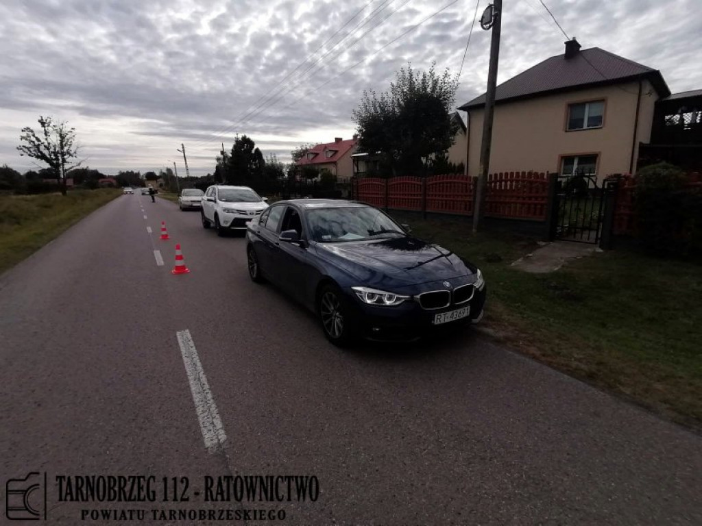 Dwa samochody na jednym ogrodzeniu w Alfredówce [zdjęcia]