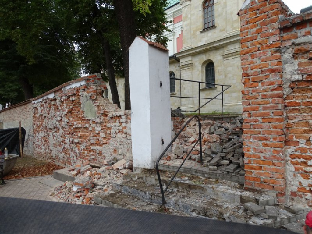 Rozebrali część muru przy tarnobrzeskim kościele o.o Dominikanów [zdjęcia]