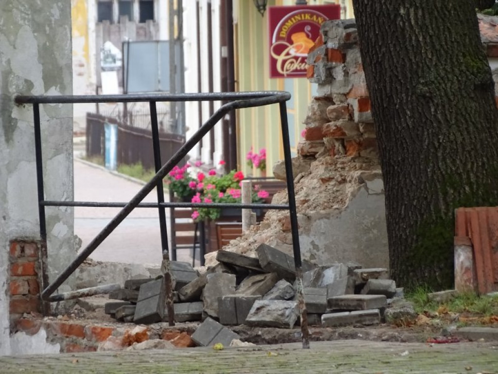 Rozebrali część muru przy tarnobrzeskim kościele o.o Dominikanów [zdjęcia]