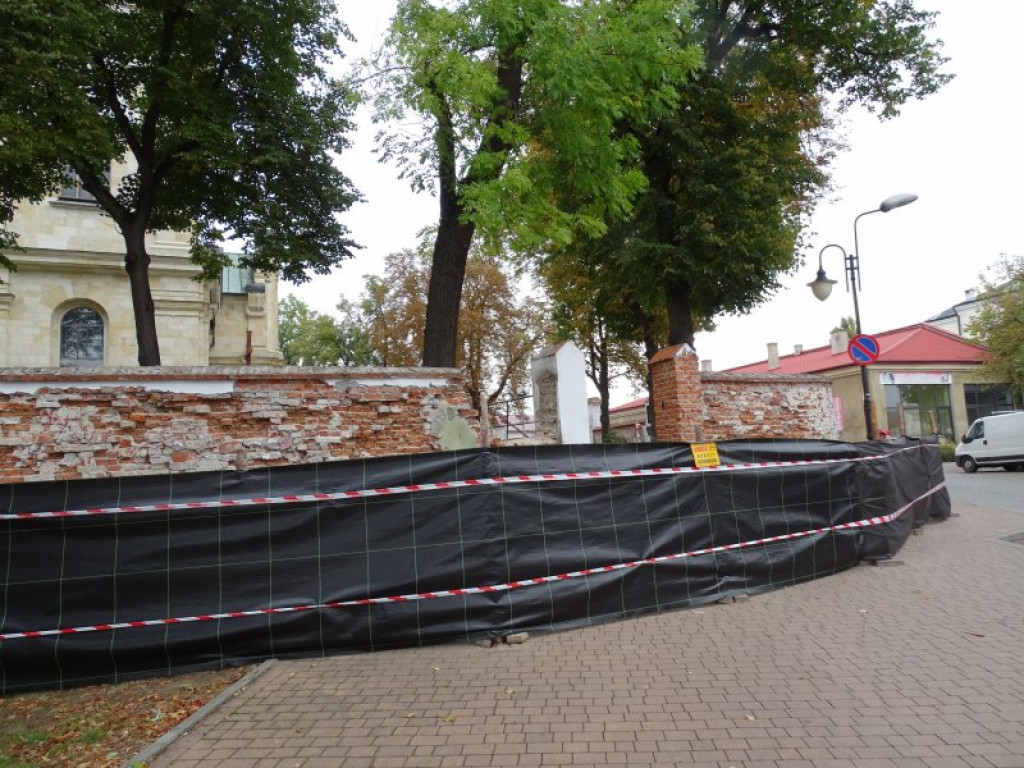 Rozebrali część muru przy tarnobrzeskim kościele o.o Dominikanów [zdjęcia]