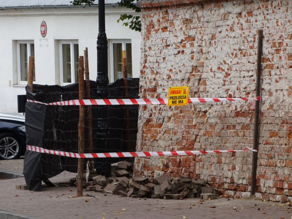 Rozebrali część muru przy tarnobrzeskim kościele o.o Dominikanów [zdjęcia]