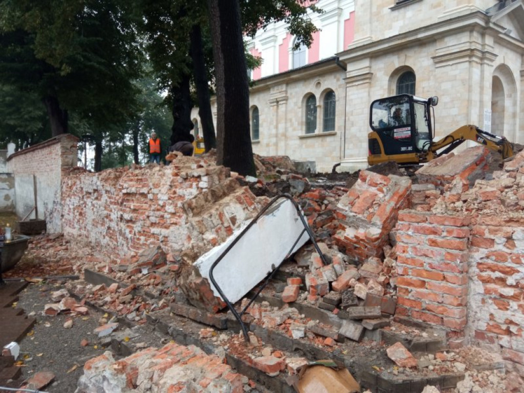 Rozebrali część muru przy tarnobrzeskim kościele o.o Dominikanów [zdjęcia]