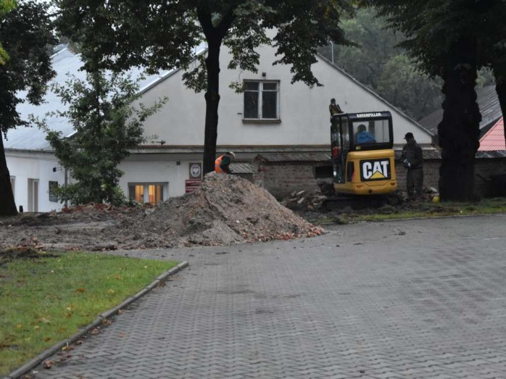 Rozebrali część muru przy tarnobrzeskim kościele o.o Dominikanów [zdjęcia]