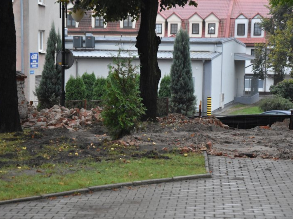 Rozebrali część muru przy tarnobrzeskim kościele o.o Dominikanów [zdjęcia]