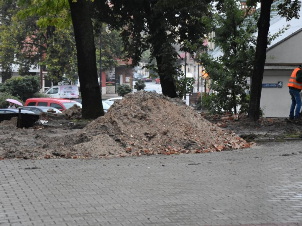 Rozebrali część muru przy tarnobrzeskim kościele o.o Dominikanów [zdjęcia]