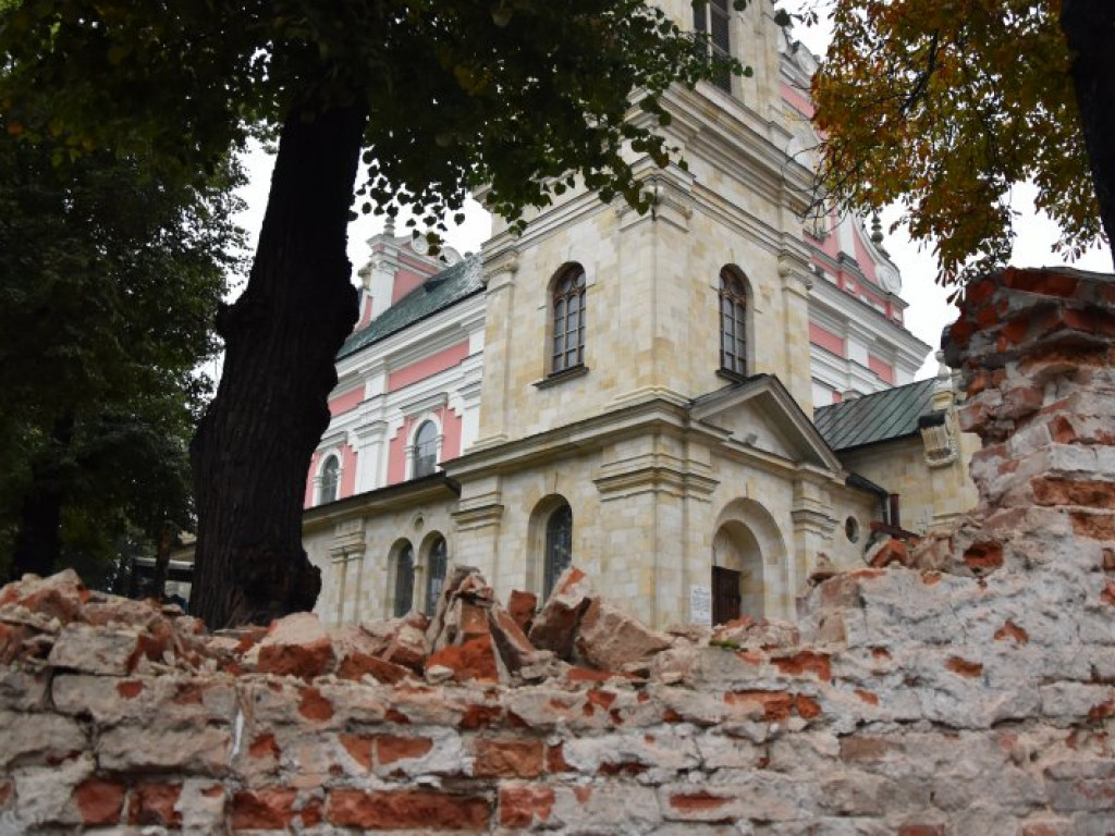 Rozebrali część muru przy tarnobrzeskim kościele o.o Dominikanów [zdjęcia]