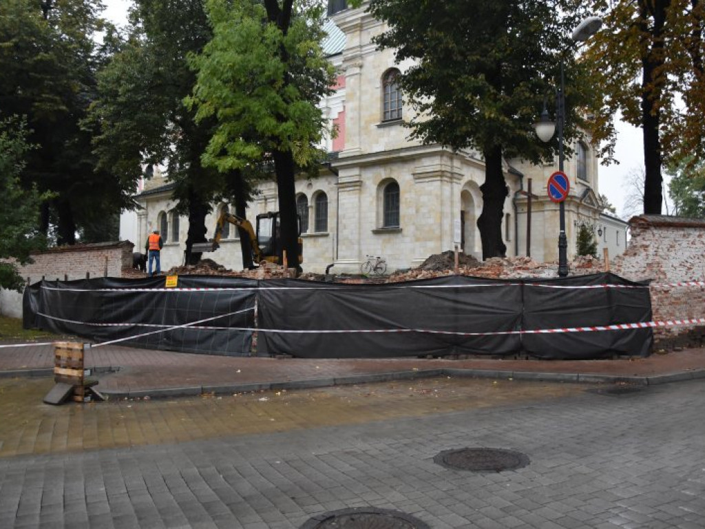 Rozebrali część muru przy tarnobrzeskim kościele o.o Dominikanów [zdjęcia]