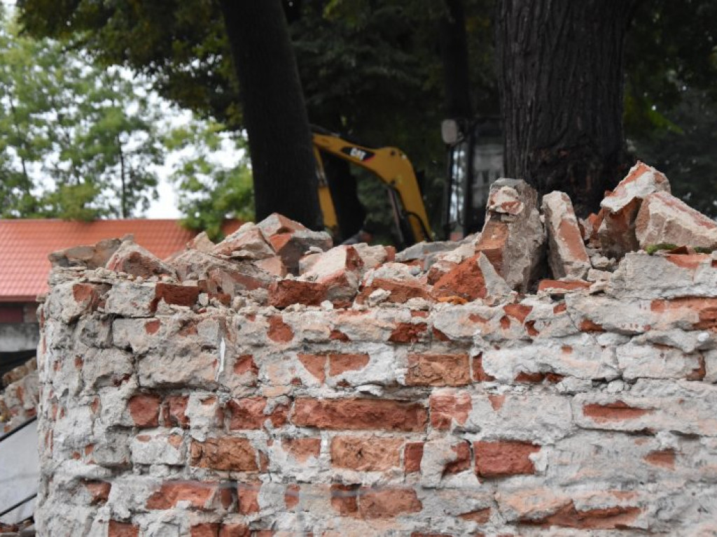 Rozebrali część muru przy tarnobrzeskim kościele o.o Dominikanów [zdjęcia]