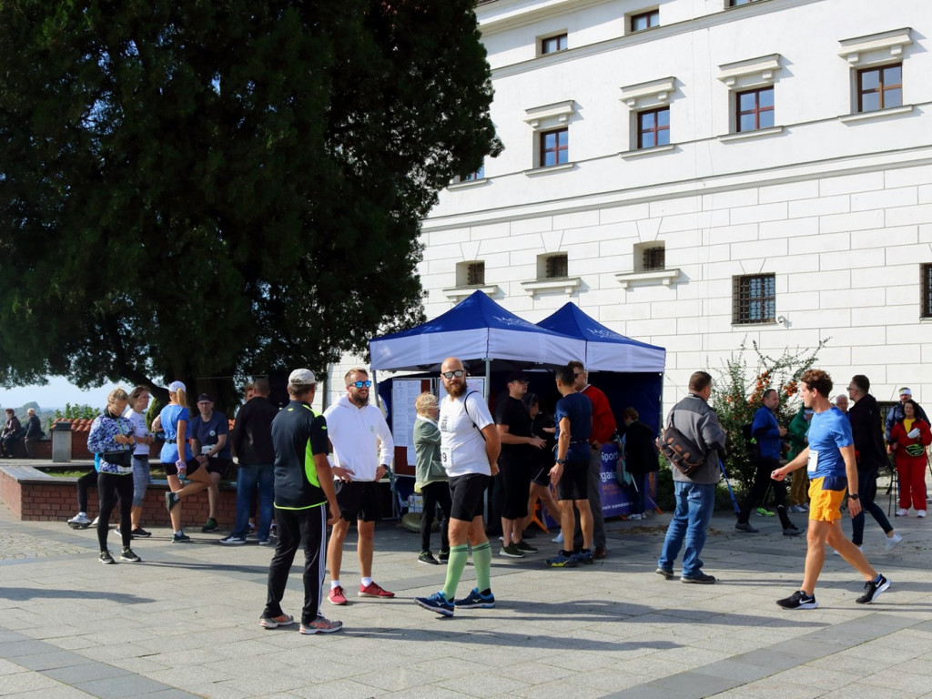 Rywalizowali o ... sandały bł. Wincentego. Pobiegli z Sandomierza do Andruszkowic [zdjęcia]
