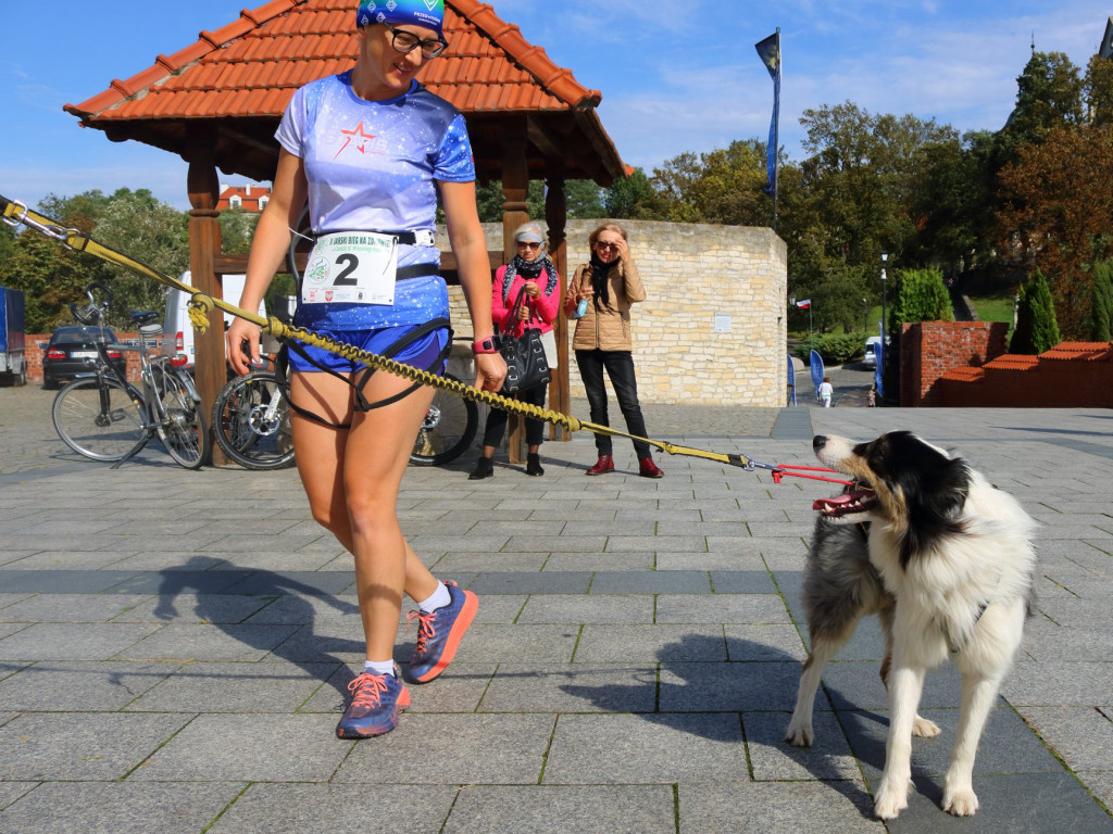 Rywalizowali o ... sandały bł. Wincentego. Pobiegli z Sandomierza do Andruszkowic [zdjęcia]