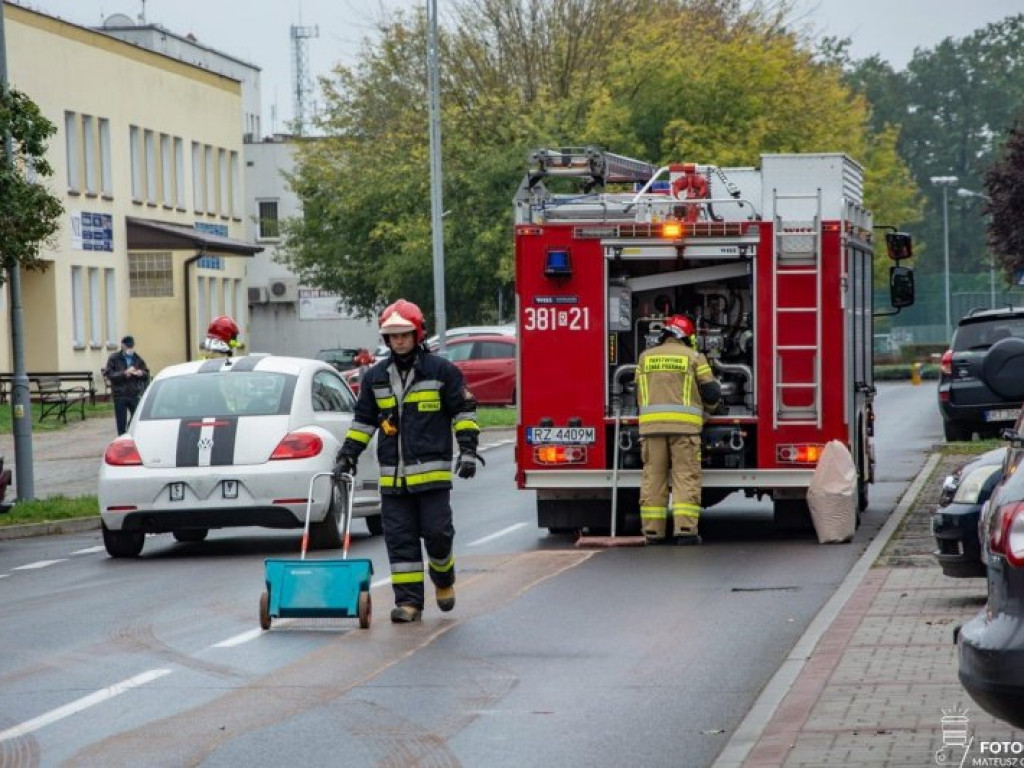 Uwaga kierowcy! Ślisko na ulicach Tarnobrzega, pracują strażacy [zdjęcia]