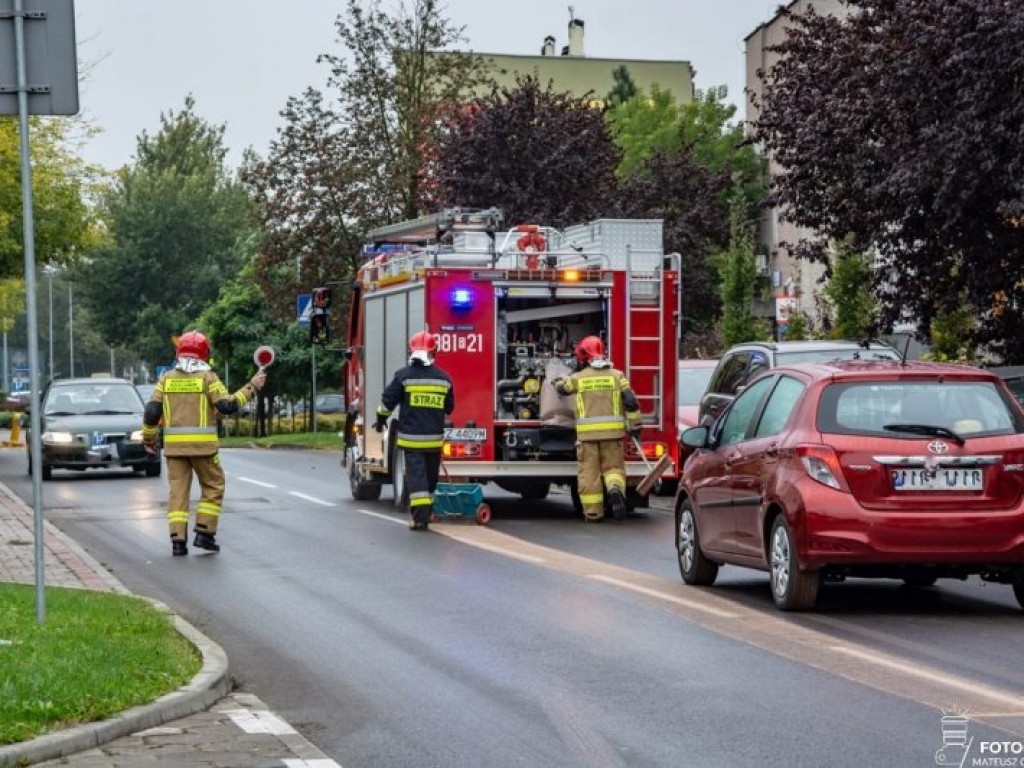 Uwaga kierowcy! Ślisko na ulicach Tarnobrzega, pracują strażacy [zdjęcia]