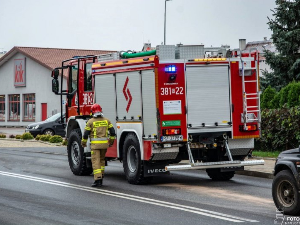 Uwaga kierowcy! Ślisko na ulicach Tarnobrzega, pracują strażacy [zdjęcia]