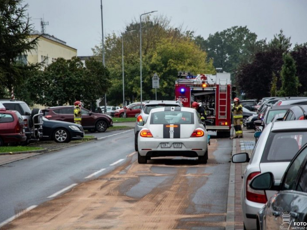 Uwaga kierowcy! Ślisko na ulicach Tarnobrzega, pracują strażacy [zdjęcia]