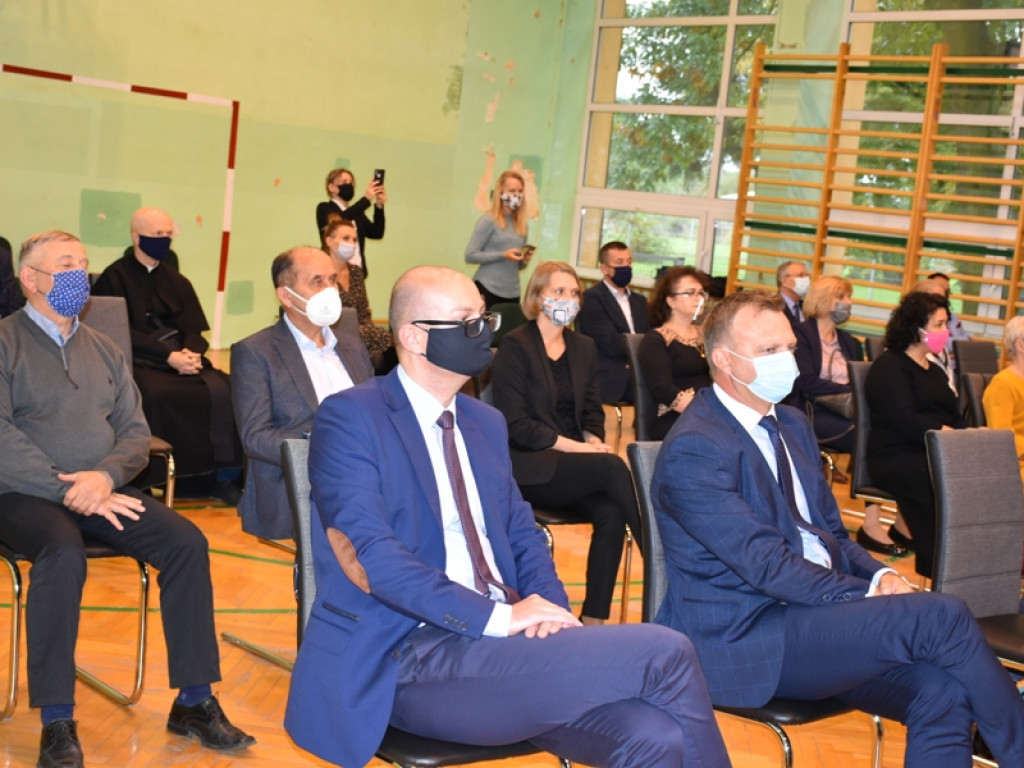 Platanowa aleja na jubileusz stulecia sandomierskiej szkoły [zdjęcia]